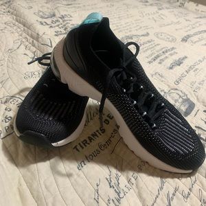LA gear running shoes